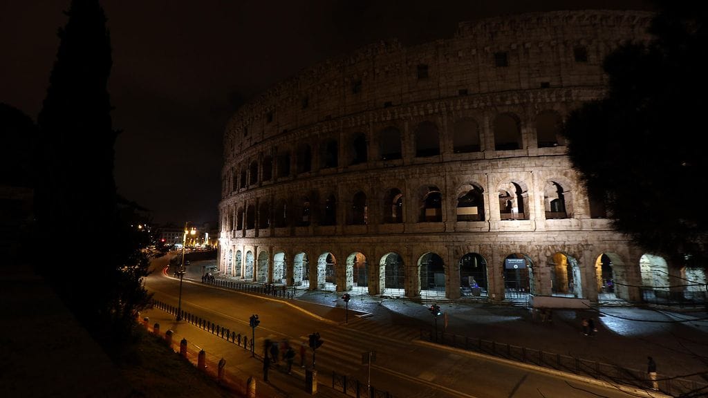 Earth Hour vähensi Rooman nähtävyyksien valoja vuosi sitten. Kuvassa Colosseum.