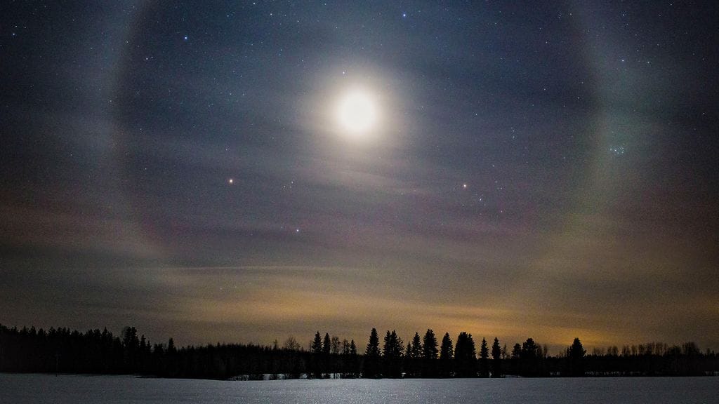Upean haloilmiön kuun ympärillä kuvasi viime yönä Kiuruvedellä Anni Moisala. Ensi viikolla yöt voivat näyttää tältä laajemminkin, kun pakkanen paukkuu monin paikoin.