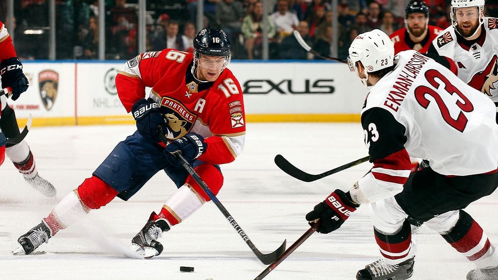 Aleksander Barkov vauhdissa Arizona Coyotesia vastaan.