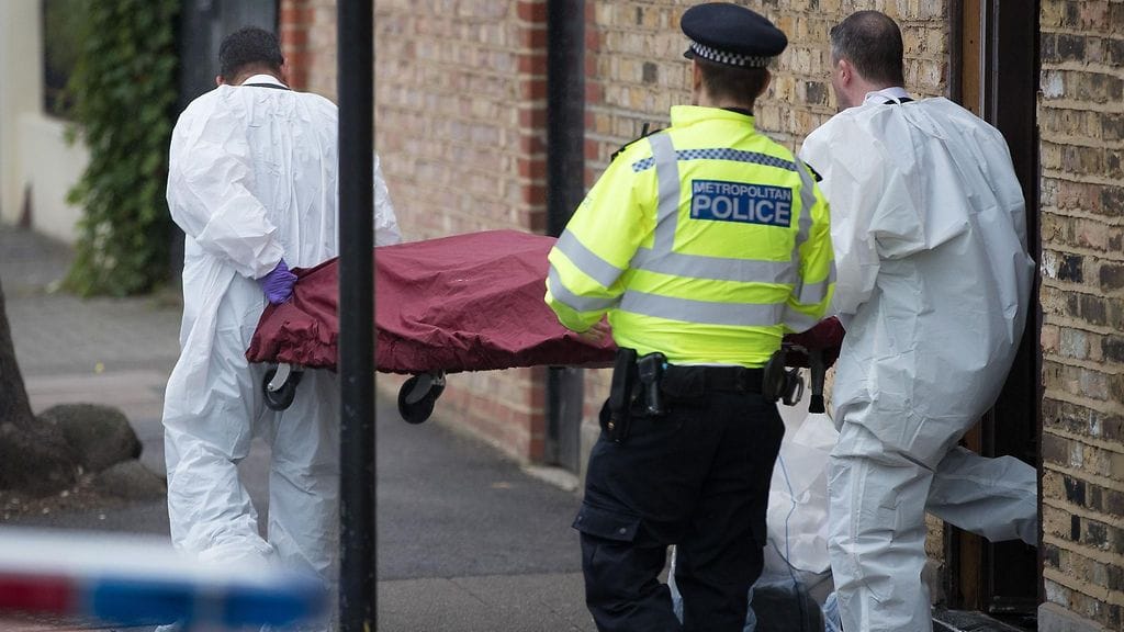 Au pair Sophie Lionnet'n ruumista siirretään pois isäntäperheensä puutarhasta.