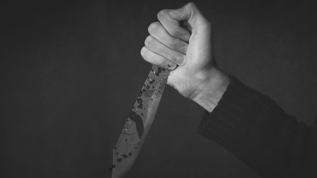 Murhasta epäilty mies oli käyttänyt voimakasta väkivaltaa teräasetta käyttäen. Kuvituskuva.