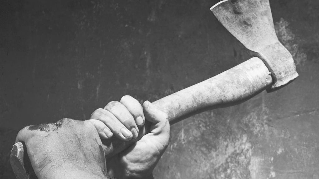 Kuolettavaan puukotukseen liittyi tapaus, jossa sormia katkottiin kirveellä.