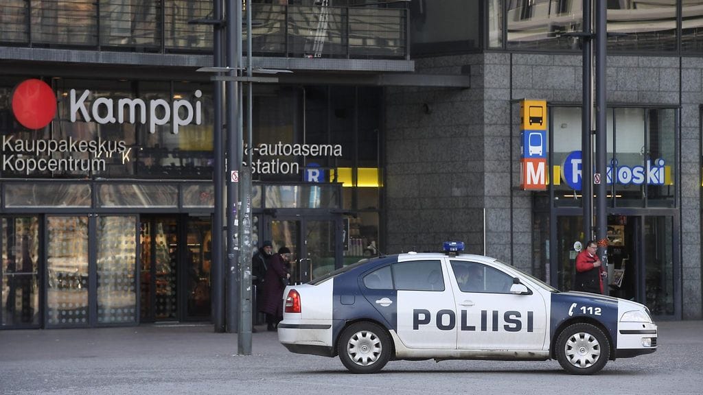 Poliisi Kampin edustalla. Kuva ei liity tapaukseen.