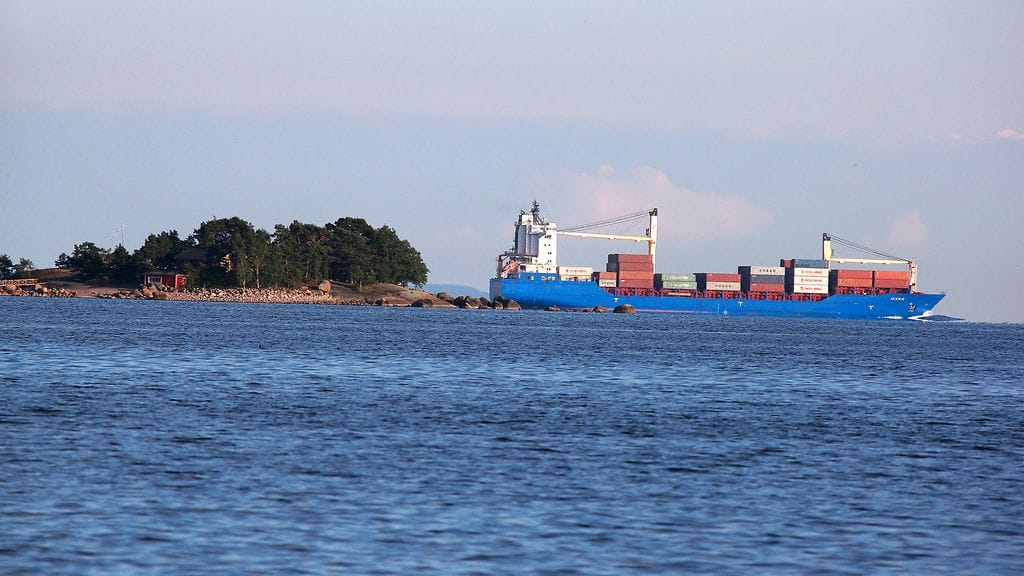 Rahtilaiva Suomenlahdella. Aluksella ei ole yhteyttä meriliikennekeskuksen estämiin karilleajoihin vuonna 2024.