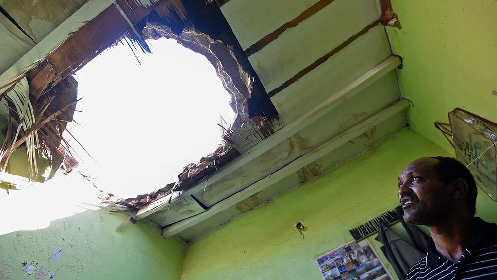 Jemenin kapinallisten ohjusisku suuntautui Saudi-Arabian pääkaupunkiin Riadiin eilen. Riadilaismies katsoi talonsa kattoon tulleita tuhoja.