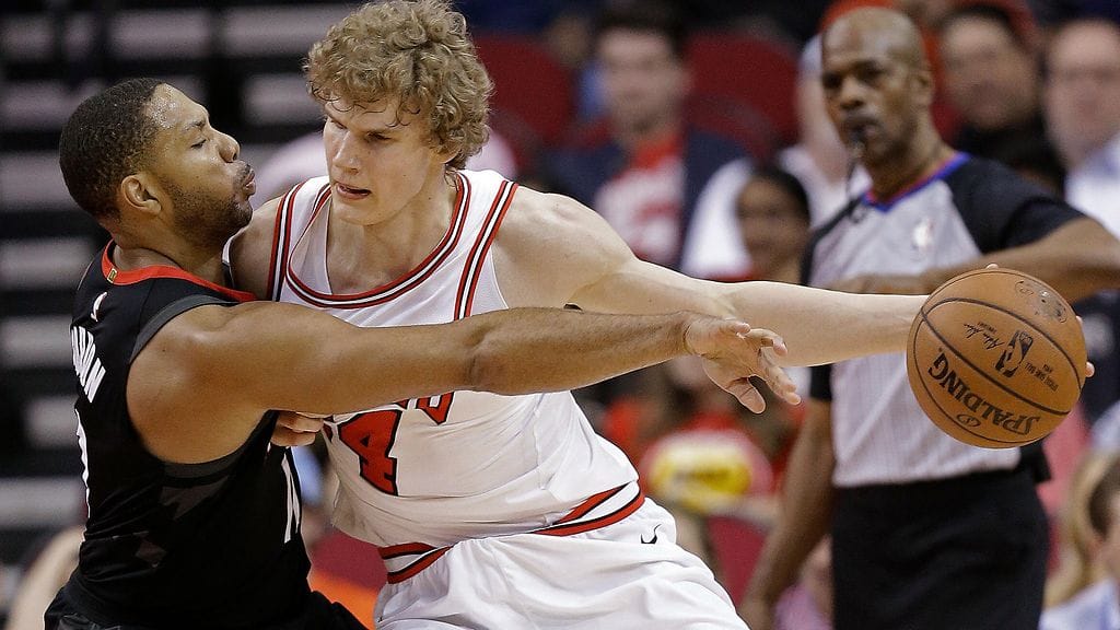 Lauri Markkanen vääntää Rocketsin Eric Gordonia vastaan.