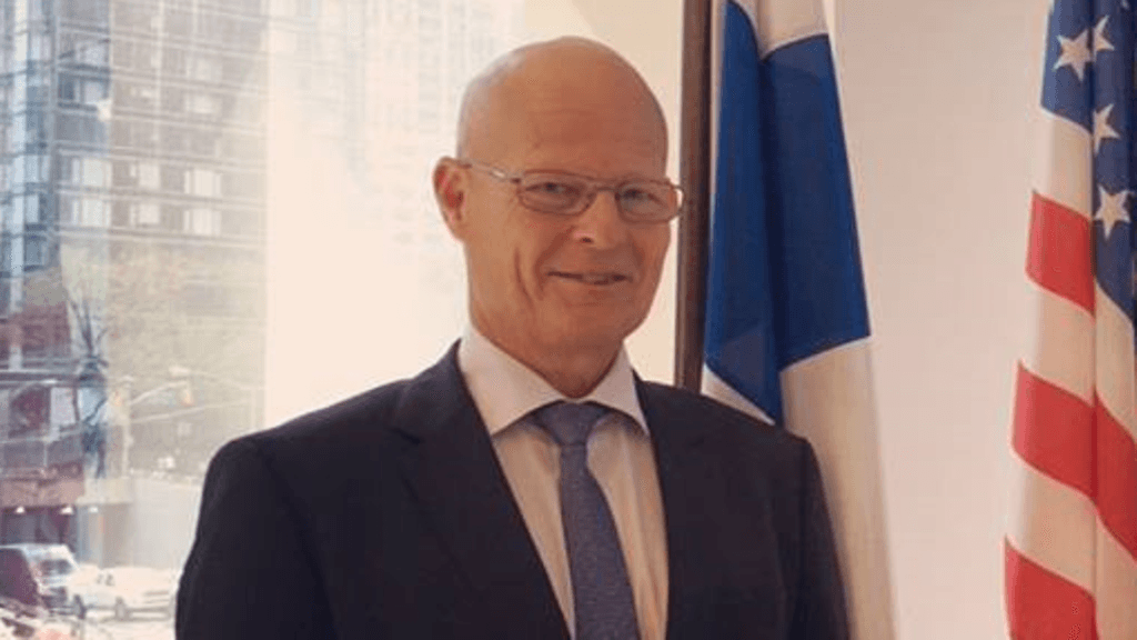 Pääkonsuli Manu Virtamo kertoo vastineessaan, halailleensa naisia ja kommentoineensa myös heidän ulkonäköään.