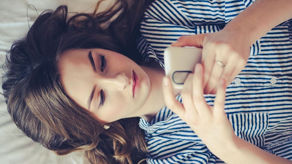 teinityttö, puhelin