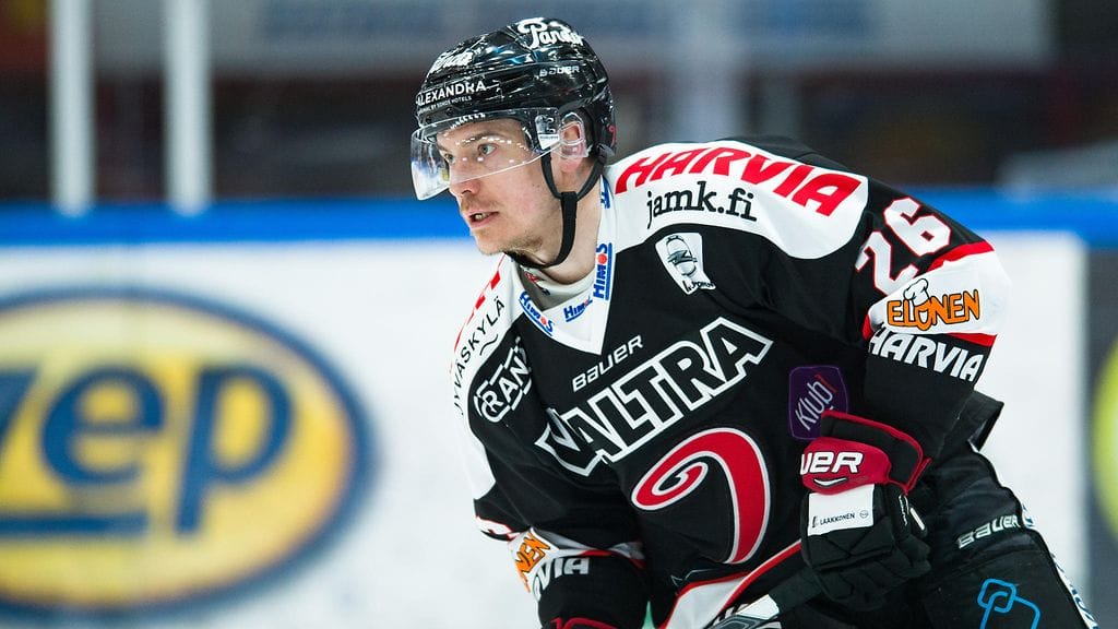 Jarkko Immonen onnistui iskemään JYPin avausosuman onnekkaasti.