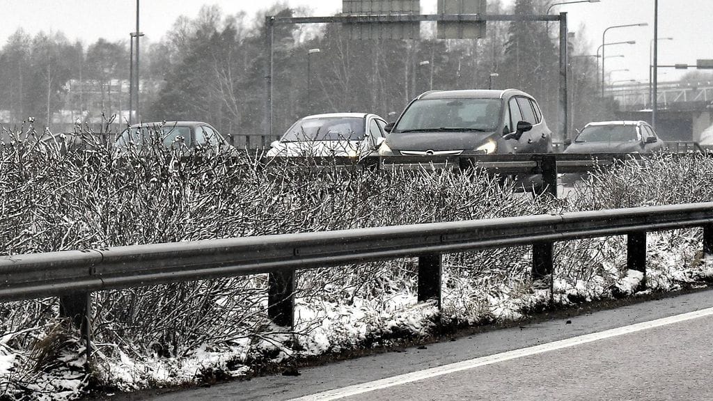 Sää vaihteli pääsiäisen menoliikentessä kiirastorstaina Helsingin ulosmenoteillä 13. huhtikuuta 2017.