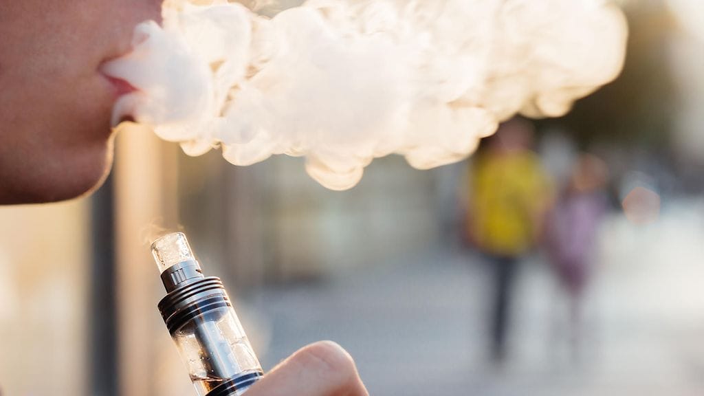 53-vuotias sai pojat käymään useita kertoja asunnollaan, jossa näillä oli mahdollisuus käyttää sähkösavukkeita ja vesipiippuja.