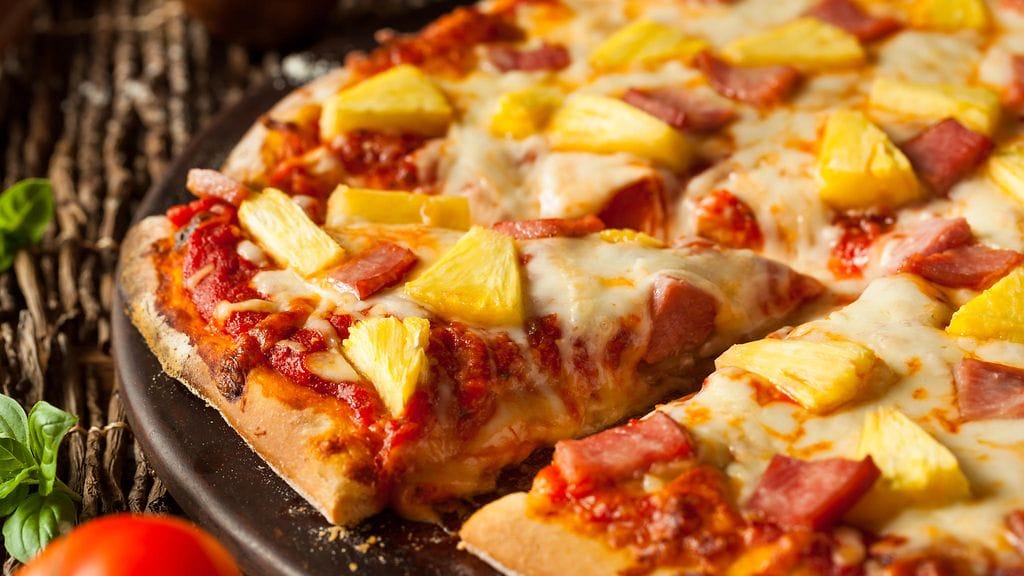 Ananas kuuluu tärkeänä osana Suomen suosituimpaan pizzaan.