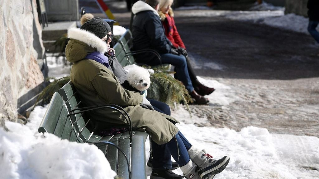 Ihmiset nauttivat auringonpaisteesta Porvoossa 17. maaliskuuta 2018.