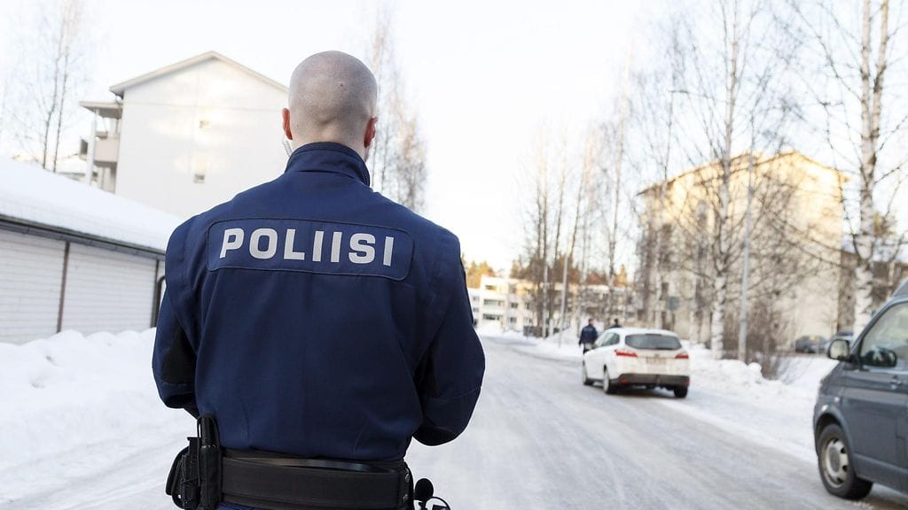 Poliisi puhutti asukkaita ja keräsi sylkinäytteitä Tampereen Tesomalla 10. helmikuuta 2015.