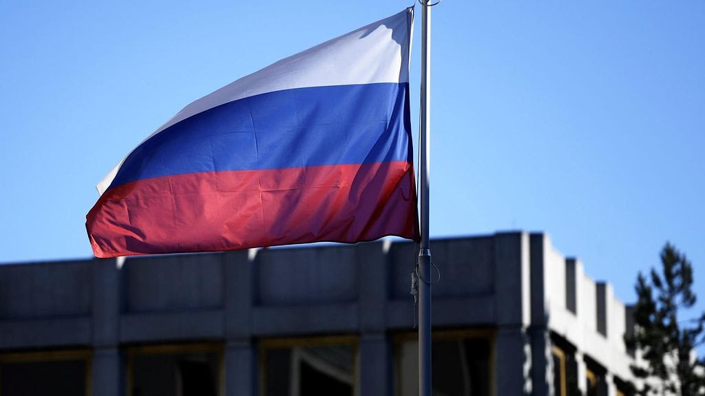 Venäjän lippu liehui Venäjän suurlähetystön alueella Helsingissä tiistaina 27. maaliskuuta 2018