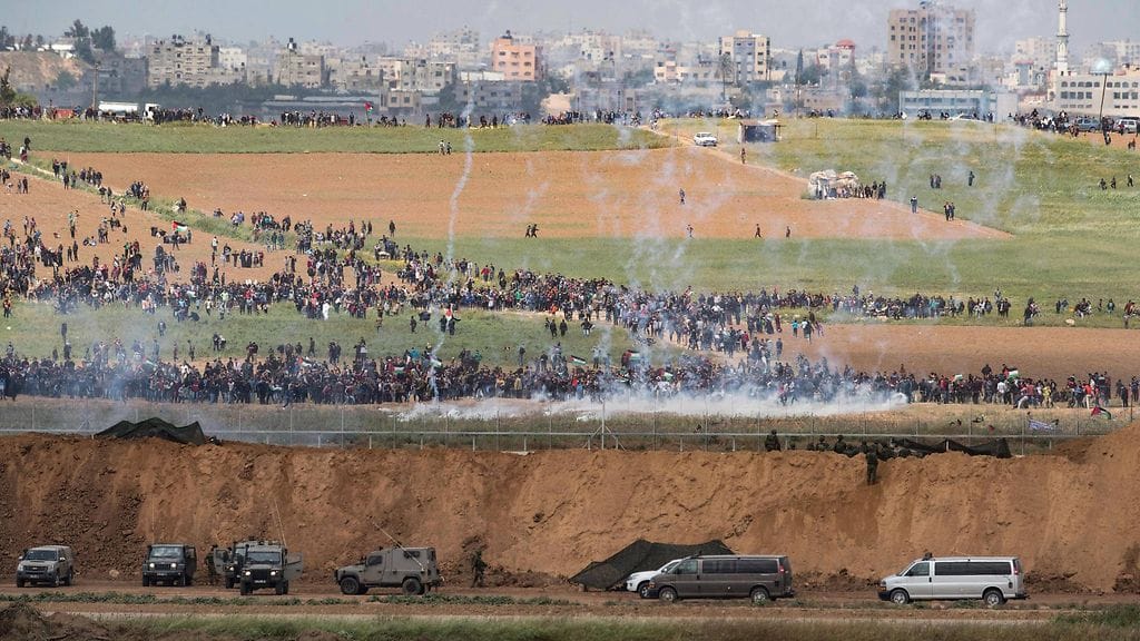 Ainakin 16 palestiinalaista kuoli pitkäperjantaina ja satoja loukkaantui, kun mielenosoittajat ja Israelin turvallisuusjoukot kohtasivat Gazassa.