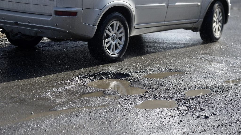 Autoaan maantien kuoppiin kolhineista kuljettajista vain viidennes saa valtiolta korvauksia vahingosta.