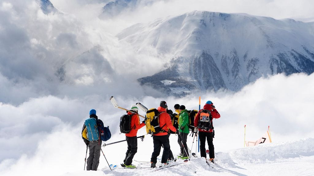 lumivyöry sveitsi alpit laskettelija 1