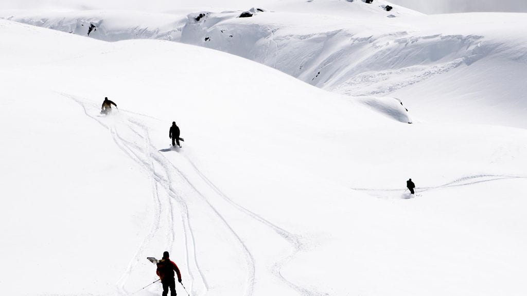 lumivyöry sveitsi alpit laskettelija 2