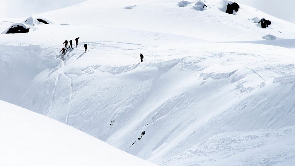 lumivyöry sveitsi alpit laskettelija 3