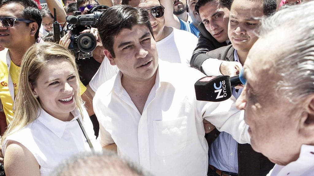 Costa Rican tuleva presidentti Carlos Alvadaro ja hänen puolisonsa Claudia Dobles.