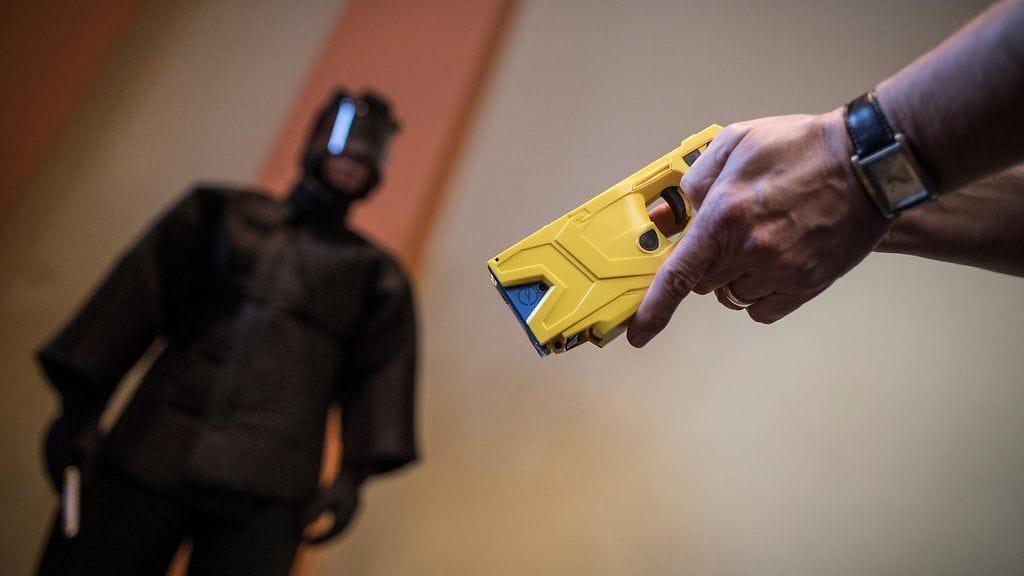 Yhdysvaltalaisäiti käytti tainnutusasetta saadakseen poikansa ylös sängystä ja kirkkoon pääsiäisenä. Kuvituskuva.