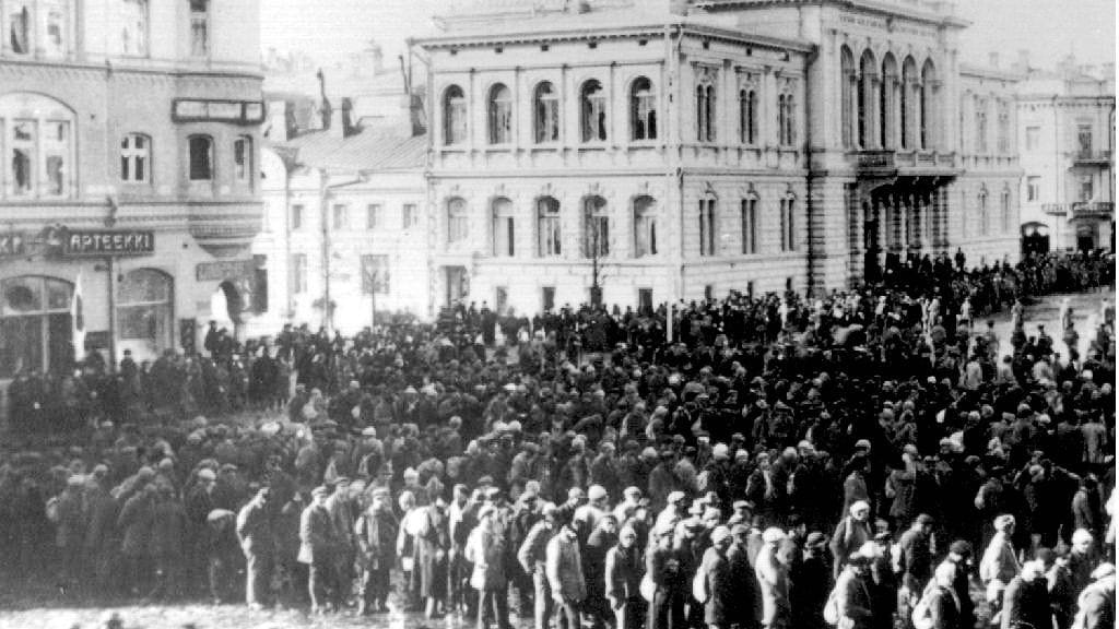 Punavankeja Tampereen keskustorilla Tampereen taistelun jälkeen.