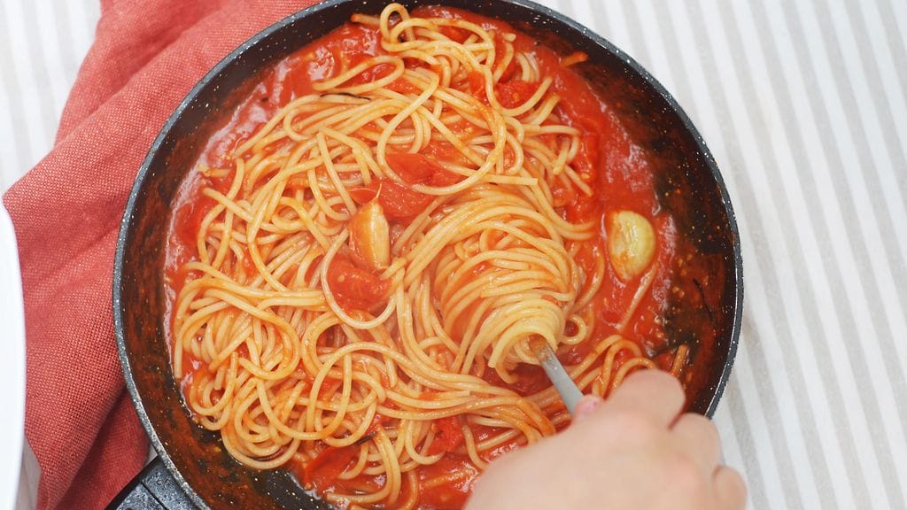 Tässä reseptissä pasta kypsyy pannulla kiehuvassa kastikkeessa.