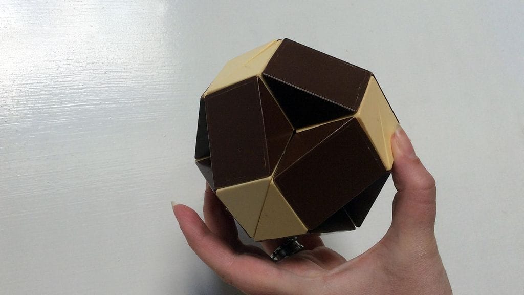 Muistatko sinä tämän kaksivärisen muovilelun, josta saattoi taitella erilaisia hahmoja ja kuvoita? Katso yllä olevalta videolta, miten lelusta syntyy pallo!