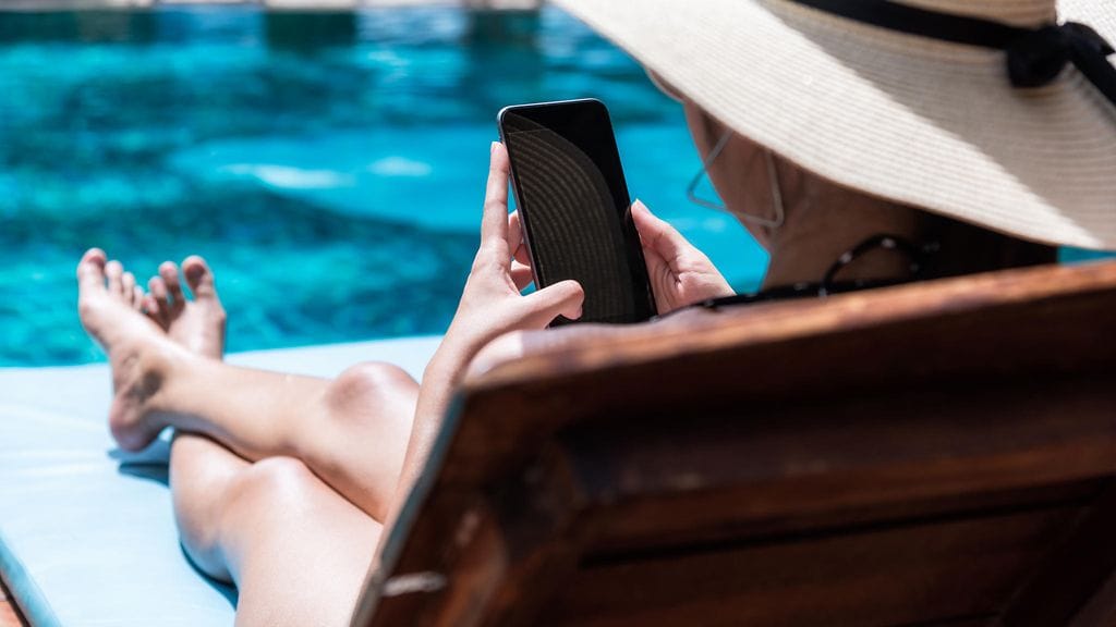 Sosiaalisen median käyttäjiä varoitellaan usein julkaisemasta lomaltaan kuvia, joista paljastuu, että asukkaat ovat poissa kotoa.