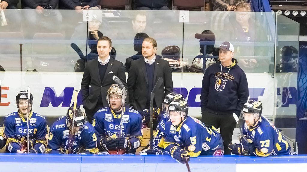 Mikko Hakkarainen (vaihtoaitiossa takana vasemmalla) on valittu Jukurien urheilutoimenjohtajaksi.