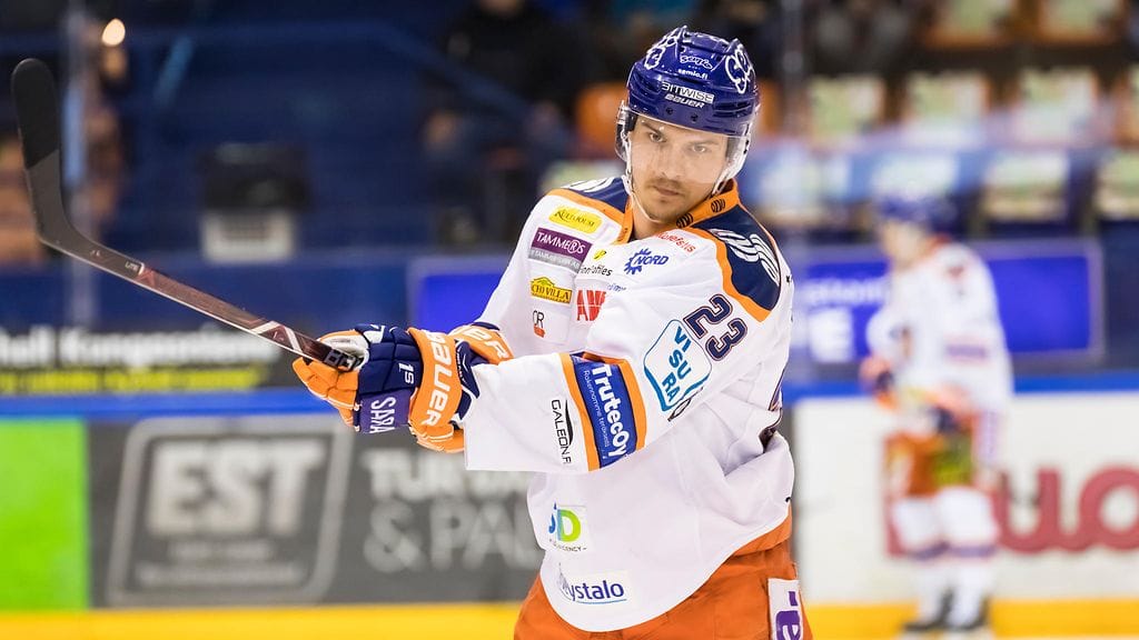 Aleksi Elorinne oli epäonnekas ottelun avauserässä.