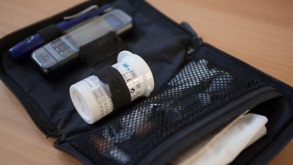 Käytettyjä neuloja myytiin insuliinikynään, jota käytetään diabeteksen hoidossa. Kuvassa hoitovälineitä, joita diabeetikko kuljettaa mukanaan.