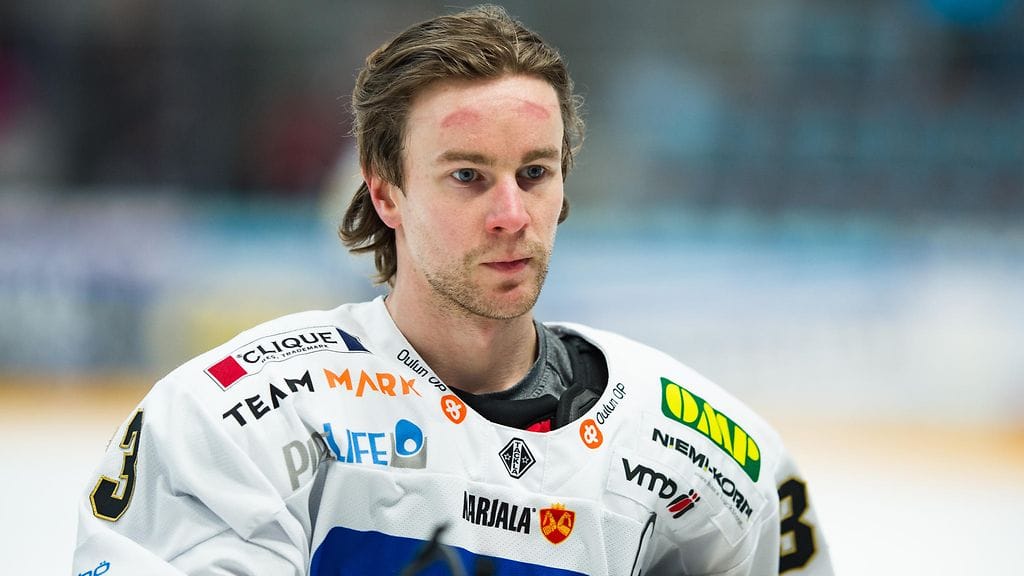 Mikael Ruohomaa loukkasi itseään toisessa erässä.