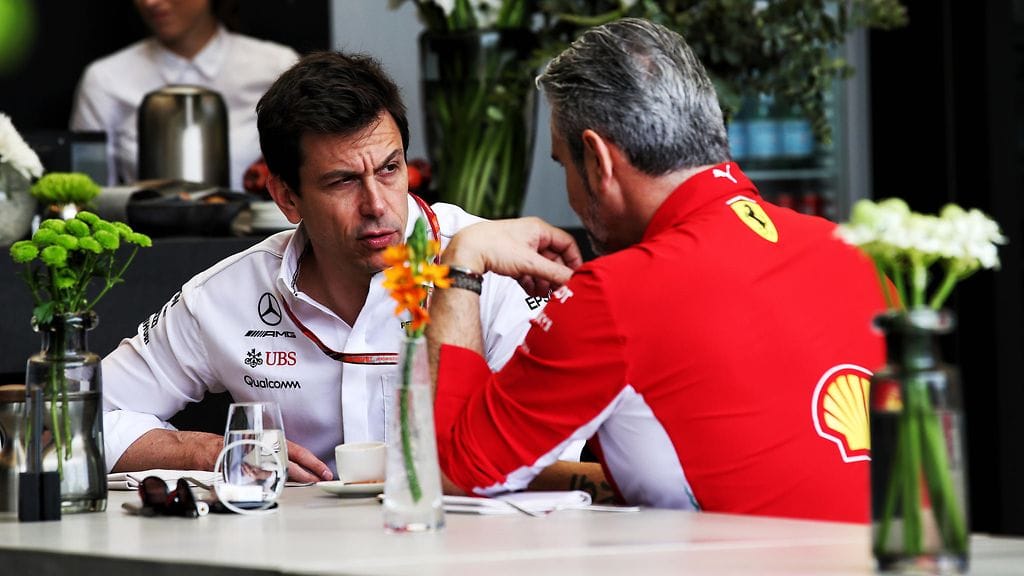 Mercedes-pomo Toto Wolff ja Ferrarin Maurizio Arrivabene keskustelemassa Bahrainin varikkoalueella.