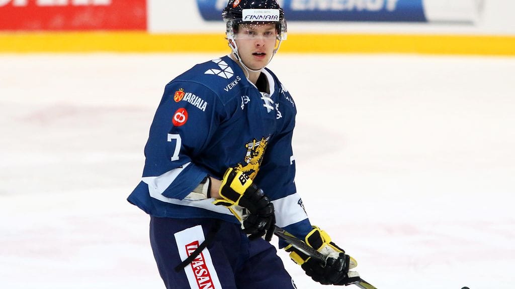 Leijonien puolustaja Urho Vaakanainen joutui keihästyksen kohteeksi perjantain Valko-Venäjä-harjoituspelissä.