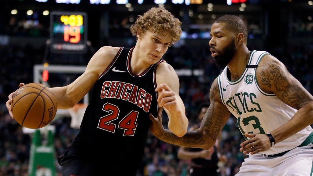 Lauri Markkanen vastassaan Celticsin Marcus Morris.