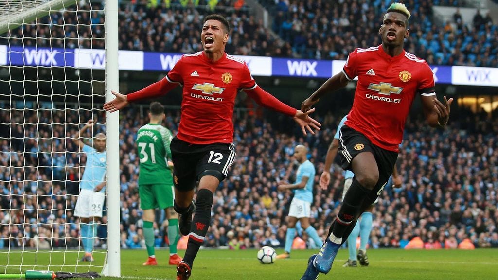 Chris Smalling (vasemmalla) iski ratkaisumaalin, Paul Pogba (oikealla) täräytti puolestaan kaksi osumaa, kun Manchester United otti 3-2-voiton Manchester Citystä.
