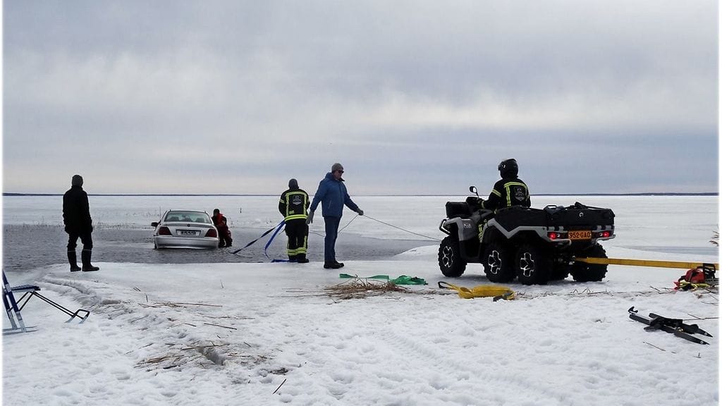 Joutsenet-uponnut-auto-2