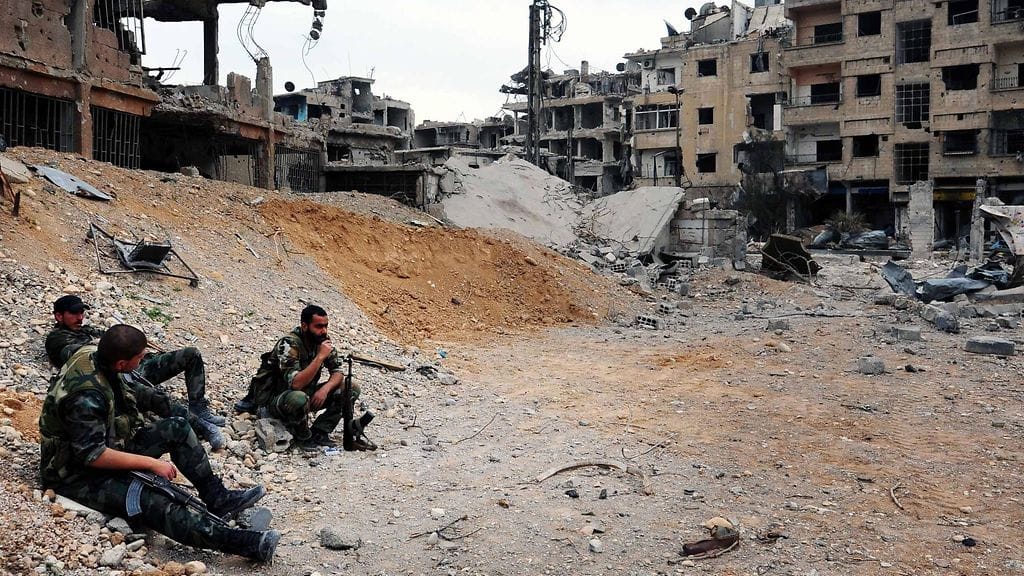 Syyrian hallituksen joukkoja tuhotussa Doumassa viime kuun lopussa.