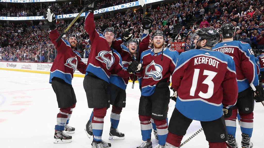 Mikko Rantanen (toinen vasemmalta) ja Colorado Avalanche juhlivat pudotuspelipaikkaa.