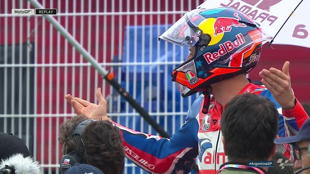 Jack Miller levittelee käsiään lähtösuoralla.