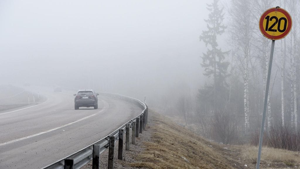 Kesänopeuksista huolimatta autoilöijoiden kannattaa muistaa, että erityisesti yöllä ja aikaisin aamulla tienpinnat saattavat olla liukkaita.