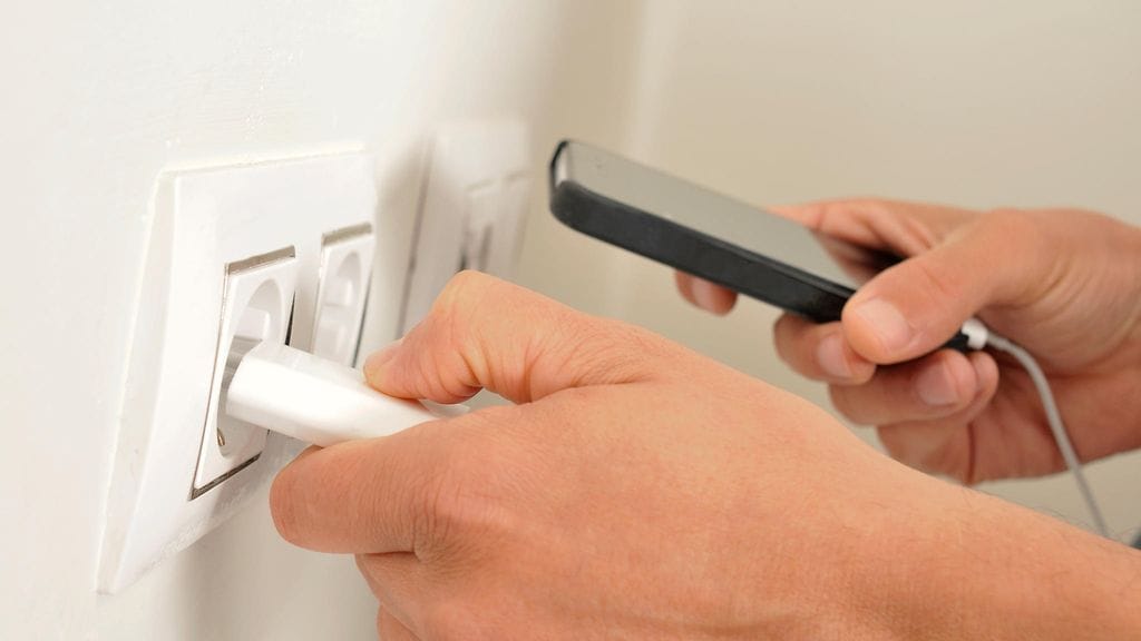 Kutinasta kärsivä mies päätti käyttää hoitokeinona puhelimen latausjohtoa, jonka hän ujutti intiimeille alueilleen – karuin seurauksin. Tavallisesti laturijohtoa käytetään näin.