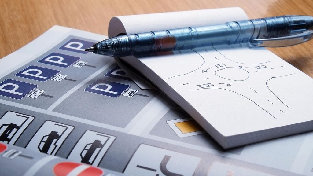 Oppituntien määrät eivät ole riittäviä, jyrähtää autokoulukonkari.