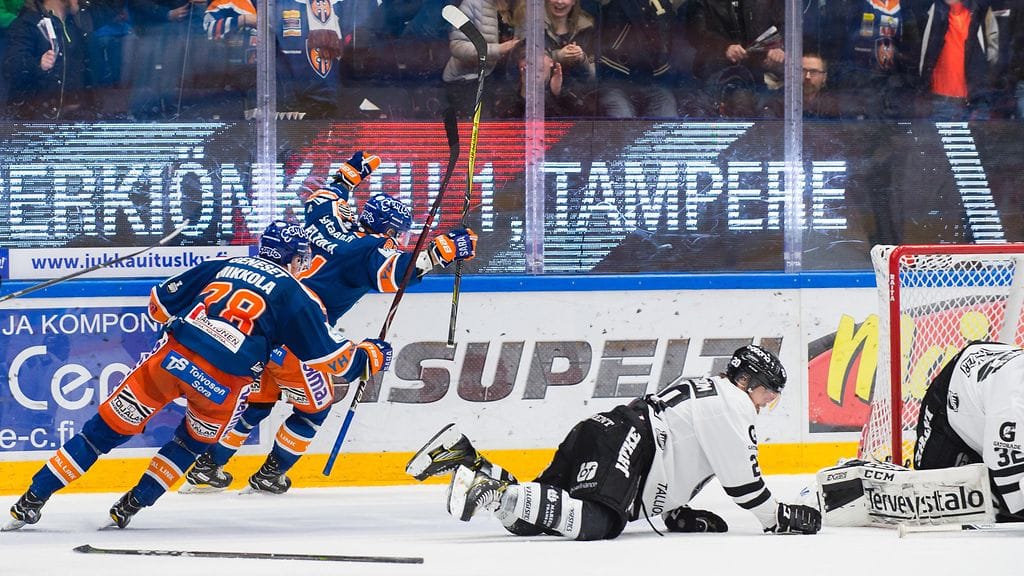Tapparan Jukka Peltola (takana) täräytti voittomaalin maanantaina ensimmäisessä jatkoerässä, kun Tappara kaatoi TPS:n neljännen kerran välieräsarjan aikana.