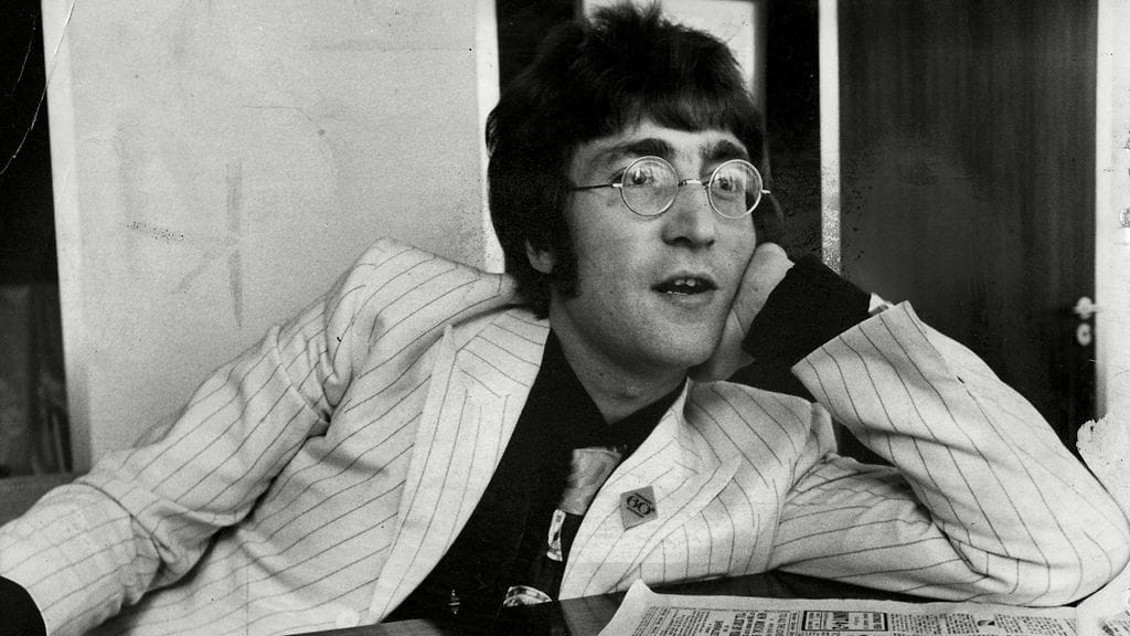John Lennon käytti pyöreänmallisia laseja. Lennonin aurinkolasit huutokaupattiin juuri 160 000 euron hintaan.