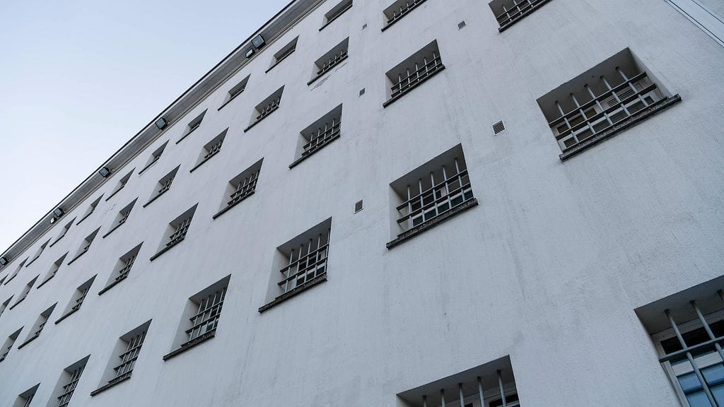 Käräjäoikeus tuomitsi miehen kahdeksan kuukauden vankeuteen petoksesta ja törkeän kiristyksen yrityksestä. Kuvituskuvaa.