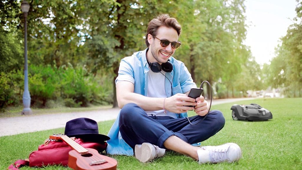 Todellisuudessa robottiruohonleikkuria ei tarvitse edes paljoa vahtia, joten työn ohessa ehtii todella tehdä mitä haluaa.