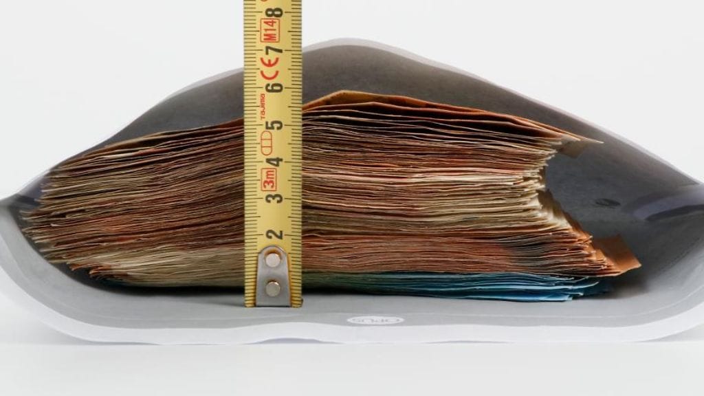 Kotietsintöjen yhteydessä takavarikoitiin yli 70 000 euroa käteistä rahaa.